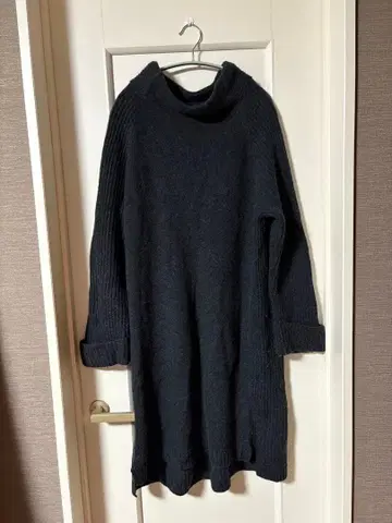 다크 그레이 터틀넥 니트 원피스