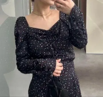 릴리 브라운 플라워 프린트 블라우스 블랙