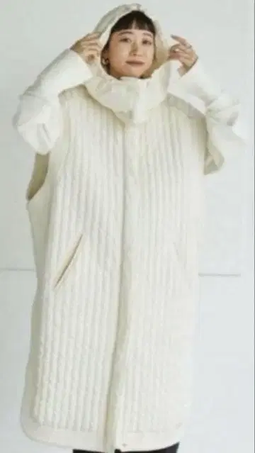 새상품 화이트 플리츠 디자인 슬리브리스 베스트