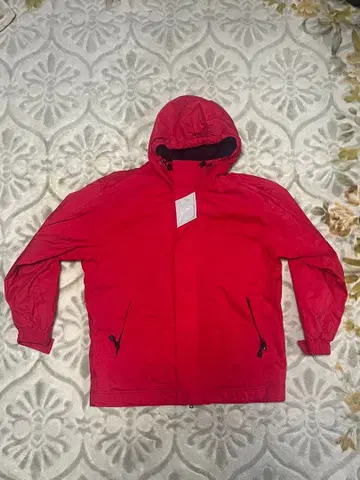 빨간색 후드 부착 마운틴 후드티