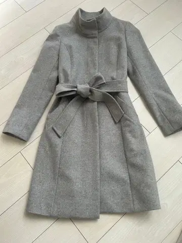 라이트 그레이 벨트 포함 롱 코트