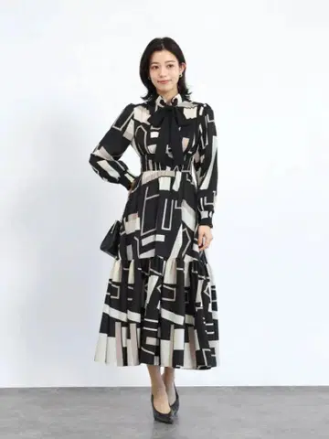 모노톤 지오메트릭 원피스