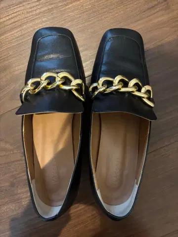 I'Adonis 블랙 체인 펌프스