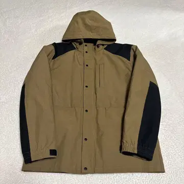 카키와 블랙의 후드 부착 마운틴 후드티