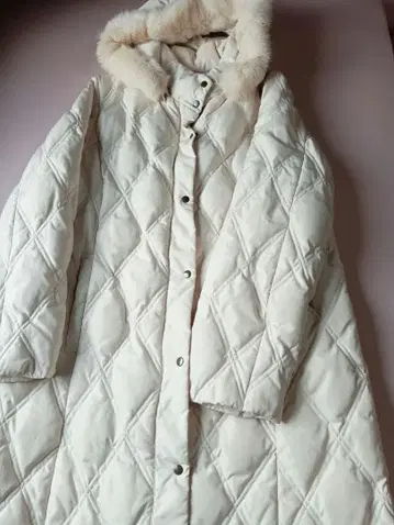 아이보리 퀼팅 자켓 후드 퍼 포함