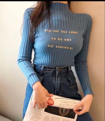 SCOT CLUB 리브 니트 하프 넥 슬림 로고 스터드 스카이블루