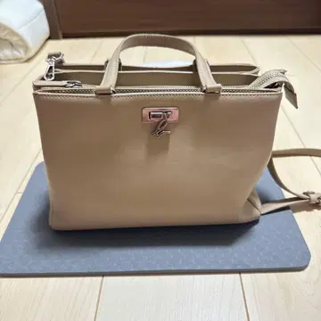 베이지 가죽 숄더백