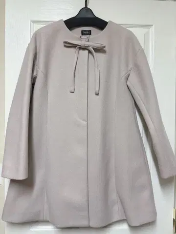 베이지 롱 코트 리본 포함