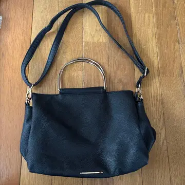 블랙 숄더백 금속제 핸들 포함