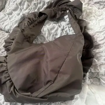 다크 브라운 프릴 디자인 숄더백