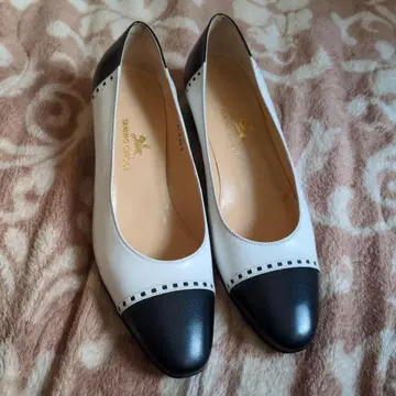 미사용 TAMINO CRISCI 화이트/네이비 펌프스