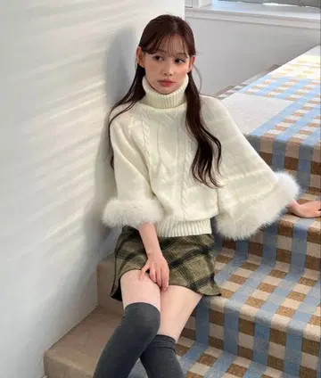 퍼 달린 케이프 니트 화이트