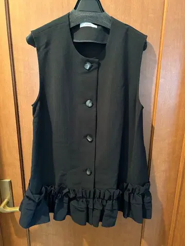 [ 미사용 새상품 정가 22000엔 ] 프릴 장식 블랙 슬리브리스 베스트