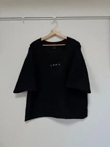 [ 새상품급 ] LYFT 블랙 T셔츠 M 사이즈