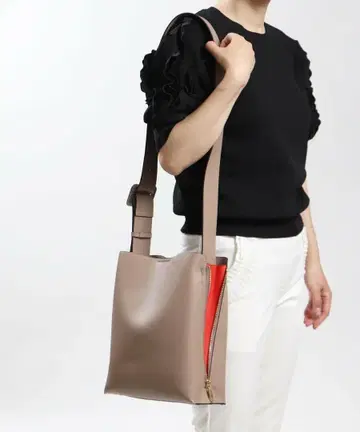 사이드 지퍼 렉탱글 숄더 오크