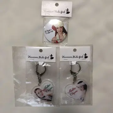 전 하와이안즈 후라걸 마히나 치즈루 씨의 아크릴 키링과 캔뱃지 3점