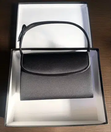 블랙 포멀 백 심플한 디자인