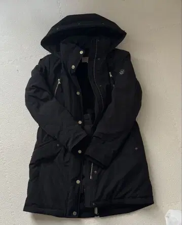 후드 부착 블랙 다운 자켓