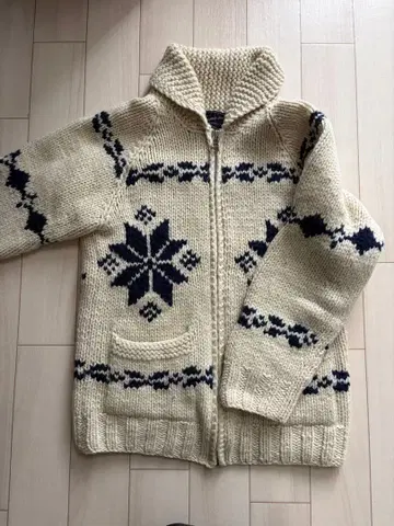 안티발리스틱 카우친 스웨터