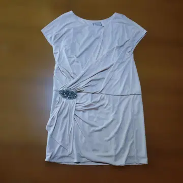 D. Dalgarn 베이지 반팔 원피스