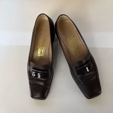 Ferragamo 다크 브라운 펌프스