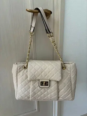 아이보리 퀼팅 핸드백