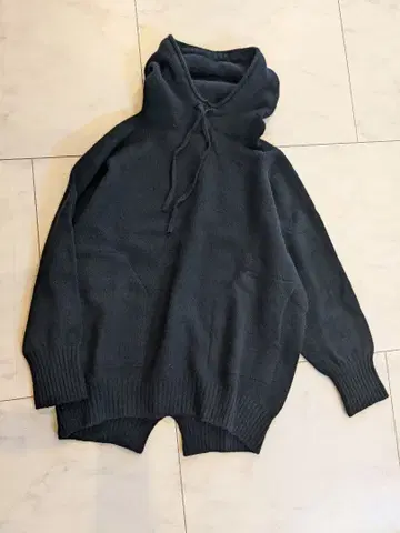 아듀트리스. 후드 부착 블랙 풀오버 니트 스웨터