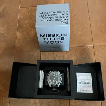 swatch MISSION TO THE MOON SO33M100
