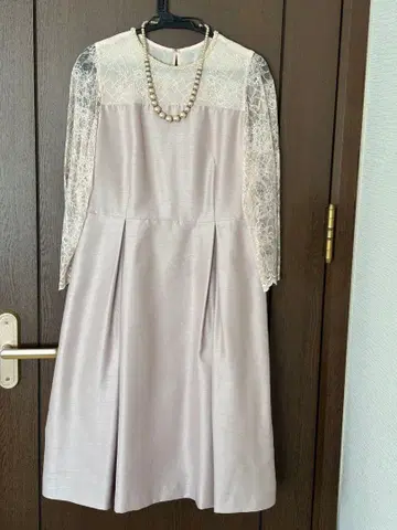 연한 핑크색 레이스 드레스