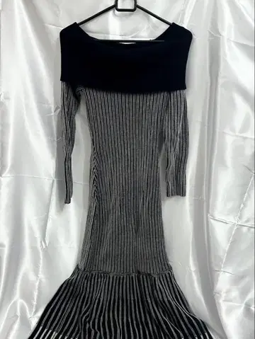 RESEXXY 오프숄더 머메이드 니트 원피스