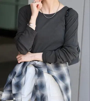 [새상품] 다크 그레이 긴팔 라운드넥 티셔츠