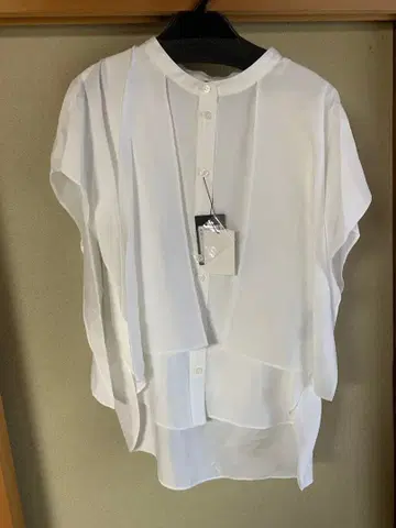 화이트 슬리브리스 셔츠 프릴 디자인 aga