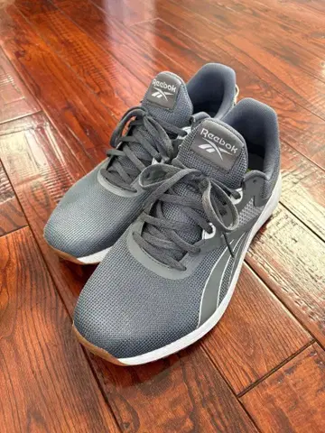 Reebok 그레이 스니커즈