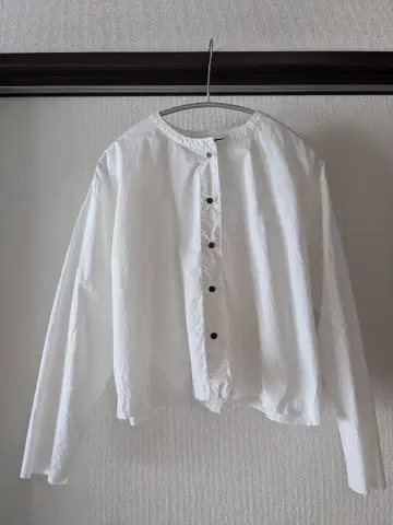 미즈이로 인드 화이트 긴팔 셔츠