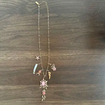 아마로 플라워 모티브 목걸이 참 포함