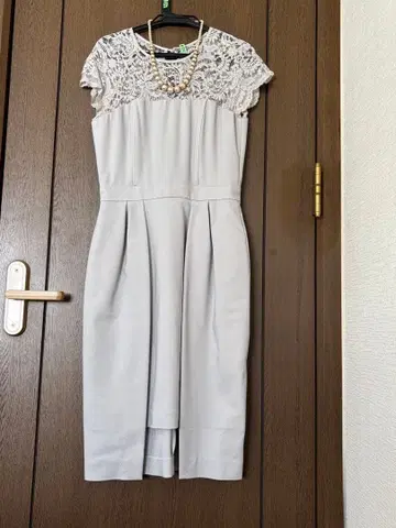 라이트 그레이 레이스 슬리브 드레스