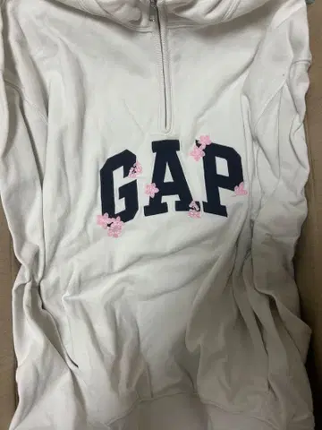 GAP 꽃 자수 집업 맨투맨