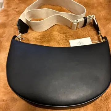 [ 새상품, 미사용 ] TOPKAI 블랙 숄더백 하프문형