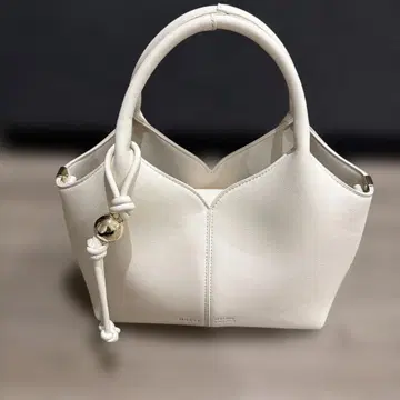 NUCLE 화이트 핸드백 탈부착 가능 스트랩 포함