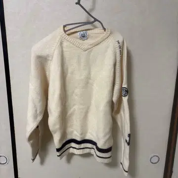 시나코바 크림색 V넥 니트