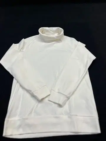 알이클로징 화이트 터틀넥 M