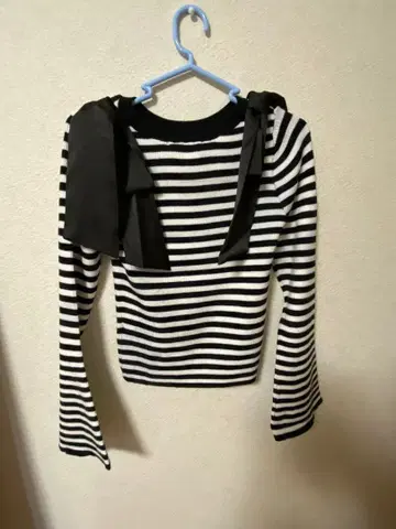 엠즈 엑사이트 어깨 리본 풀오버