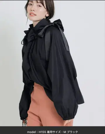 PICCIN PERLA 리본 블라우스 블랙 자비에르 칼라