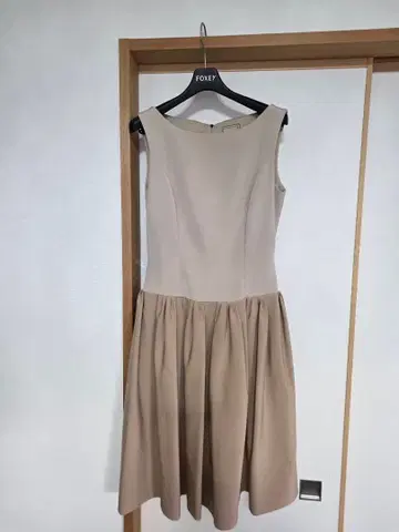 FOXEY 벨트 포함 베이지 드레스