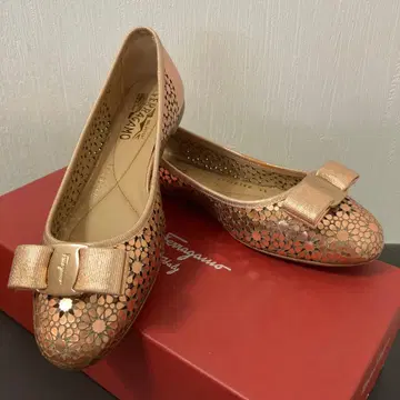 Ferragamo 레이스 디자인 펌프스