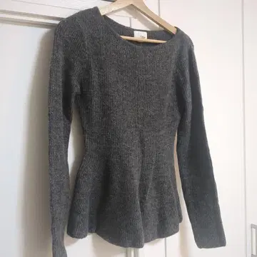 H&M 페플럼 니트 상의 그레이