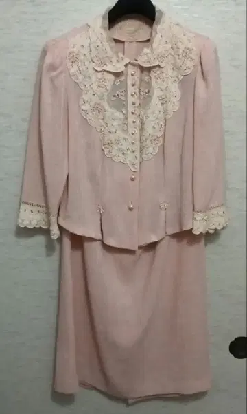 핑크색 레이스 부착 스커트 수트