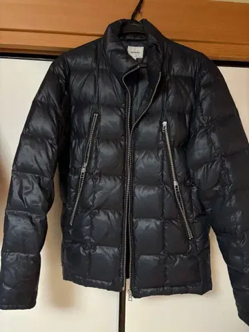 네이비 다운 자켓 지퍼 포함