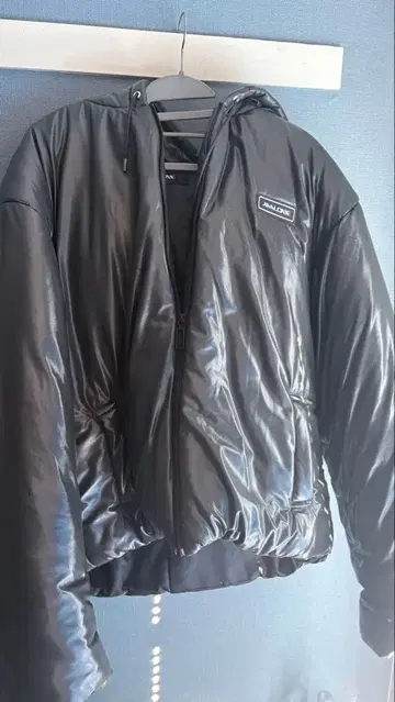 AVALONE 다운 자켓 흠집 주름 있음