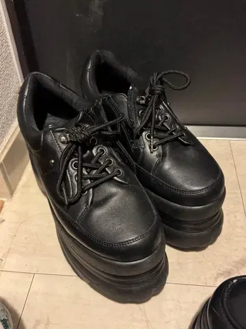 블랙 통굽 스니커즈